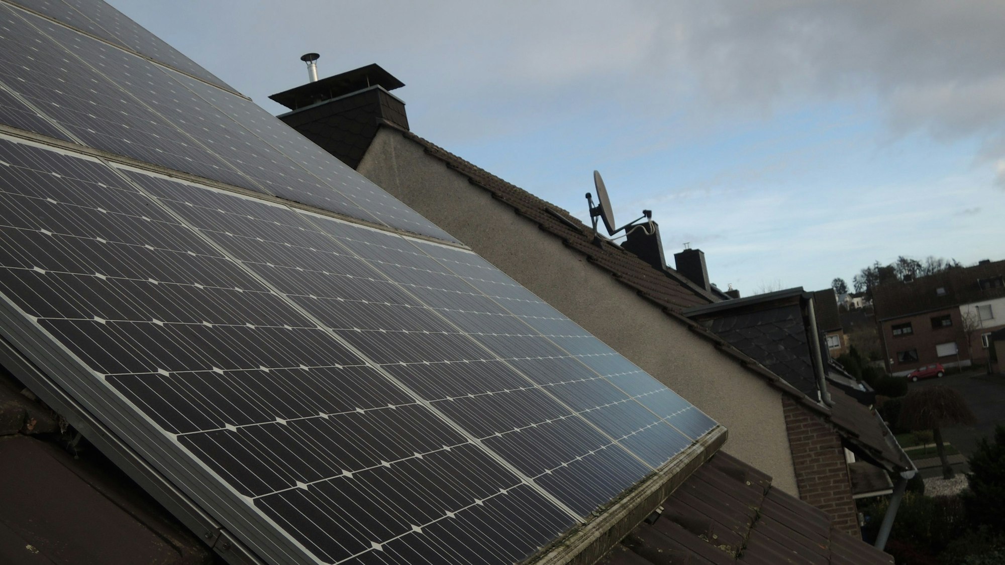 Photovoltaikanlagen auf einem Dach.