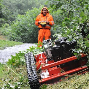 Bau­hof-Mit­ar­bei­ter Alexander Bühring beim Einsatz des ge­län­de­gän­gi­gen Mäh-Ro­bo­ters an einer Böschung im Ei­cher­ho­fer Park.
