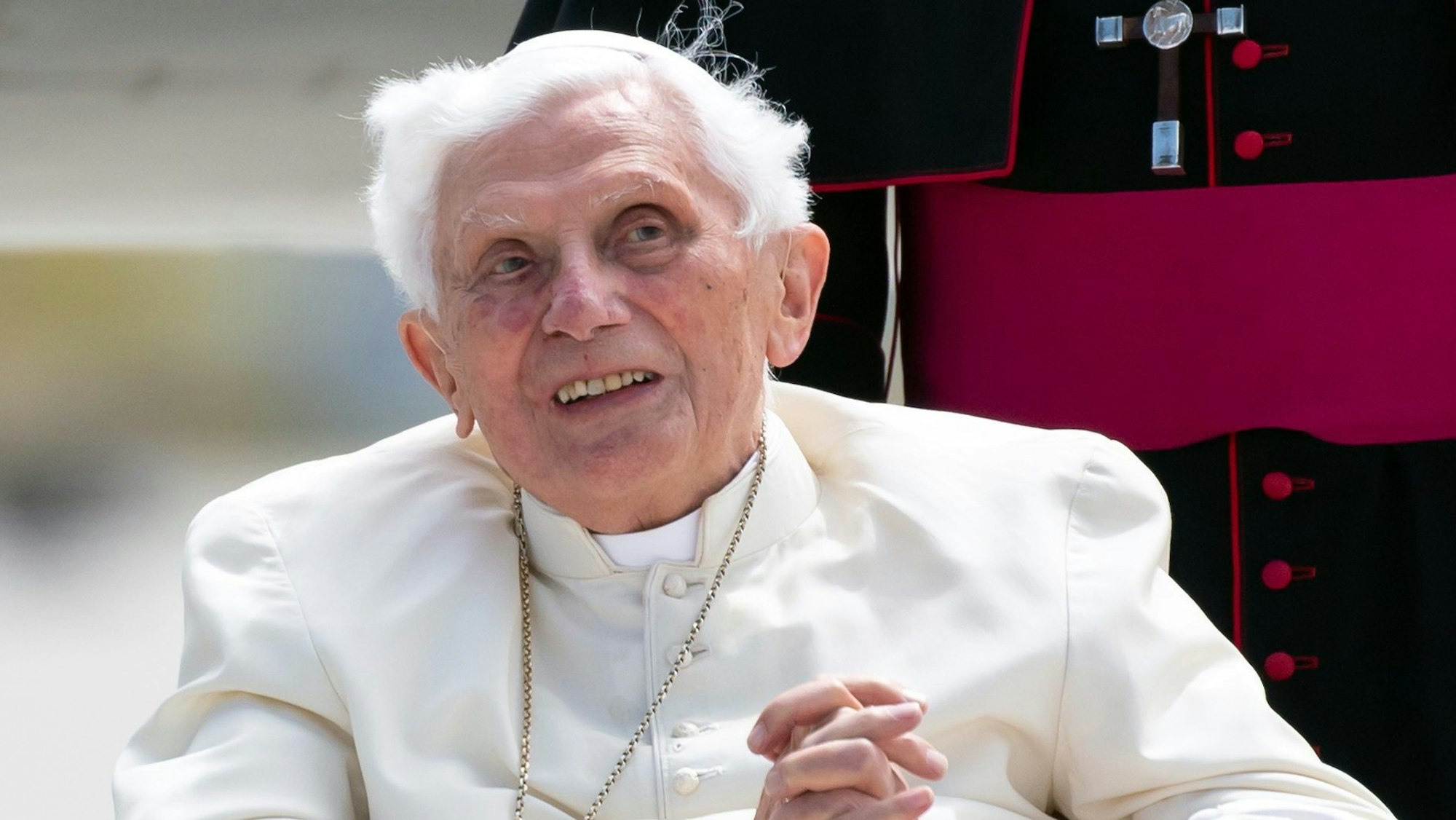 Der emeritierte Papst Benedikt XVI. kommt zu seinem Rückflug in den Vatikan am Flughafen an. (Archivbild)