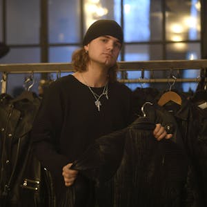 Luis Dobbelgarten trägt eine schwarze Mütze und hält eine Lederjacke in der Hand.