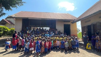 Mehr als 200 Kinder stehen vor dem Schulgebäude in Uganda.