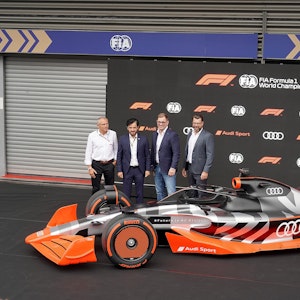 Formel-1-CEO Stefano Domenicali, FIA-Präsident Mohammed bin Sulayem, Audi-Vorstandschef Markus Duesmann und Audi-CTO Oliver Hoffmann stehen hinter einem Model des Formel-1-Autos von Audi.