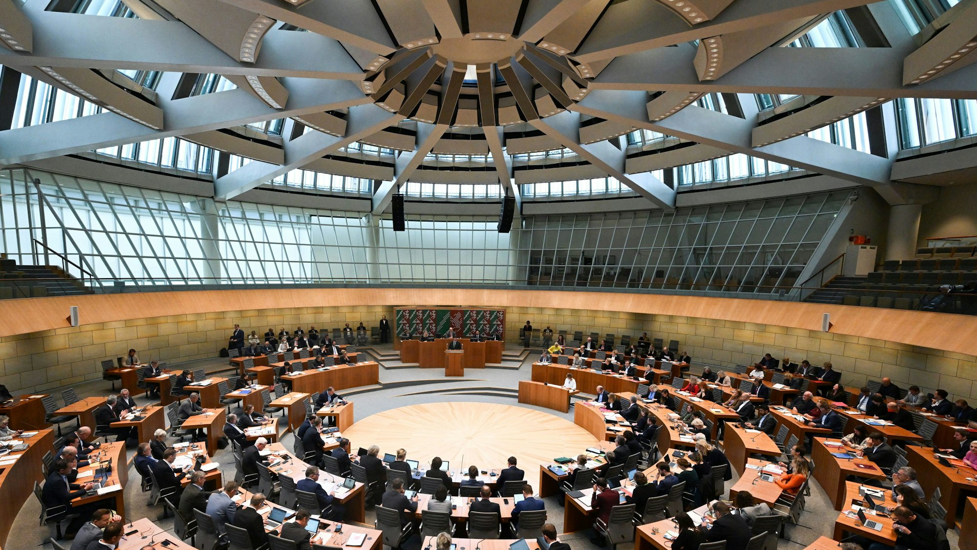 Der Düsseldorfer Landtag debattiert im Plenum.
