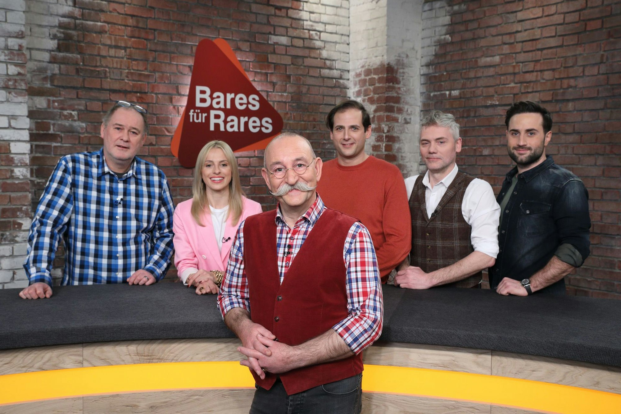 Die „Bares für Rares“-Stars Walter Lehnertz, Elisabeth Nüdling, Horst Lichter, Julian Schmitz-Avila, Christian Vechtel, David Suppes