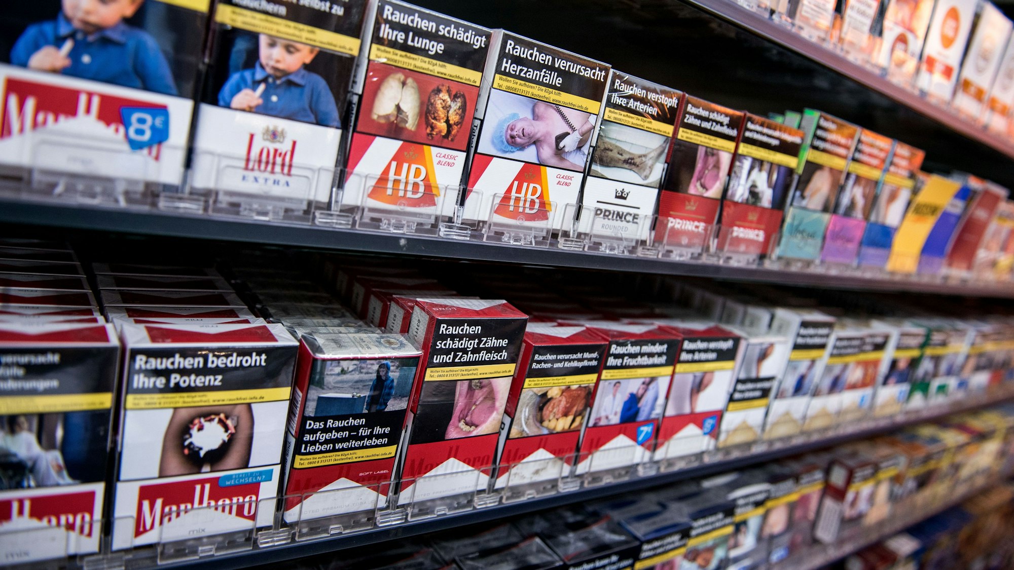 Zahlreiche Zigarettenpackungen stehen im Oktober 2018 in einem Kiosk in Hamburg im Regal. Ein Troisdorfer wurde wegen unversteuertem Zigarettenhandel zu vier Jahren Haft verurteilt.