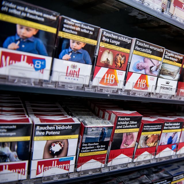 Zahlreiche Zigarettenpackungen stehen im Oktober 2018 in einem Kiosk in Hamburg im Regal. Ein Troisdorfer wurde wegen unversteuertem Zigarettenhandel zu vier Jahren Haft verurteilt.&nbsp;