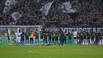 Das Team von Borussia Mönchengladbach am 11. November 2022 in der Rückenansicht beim Schlussjubel vor der Nordkurve im Borussia-Park.