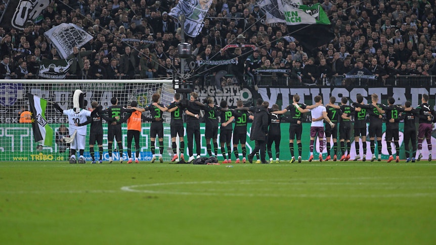 Das Team von Borussia Mönchengladbach am 11. November 2022 in der Rückenansicht beim Schlussjubel vor der Nordkurve im Borussia-Park.