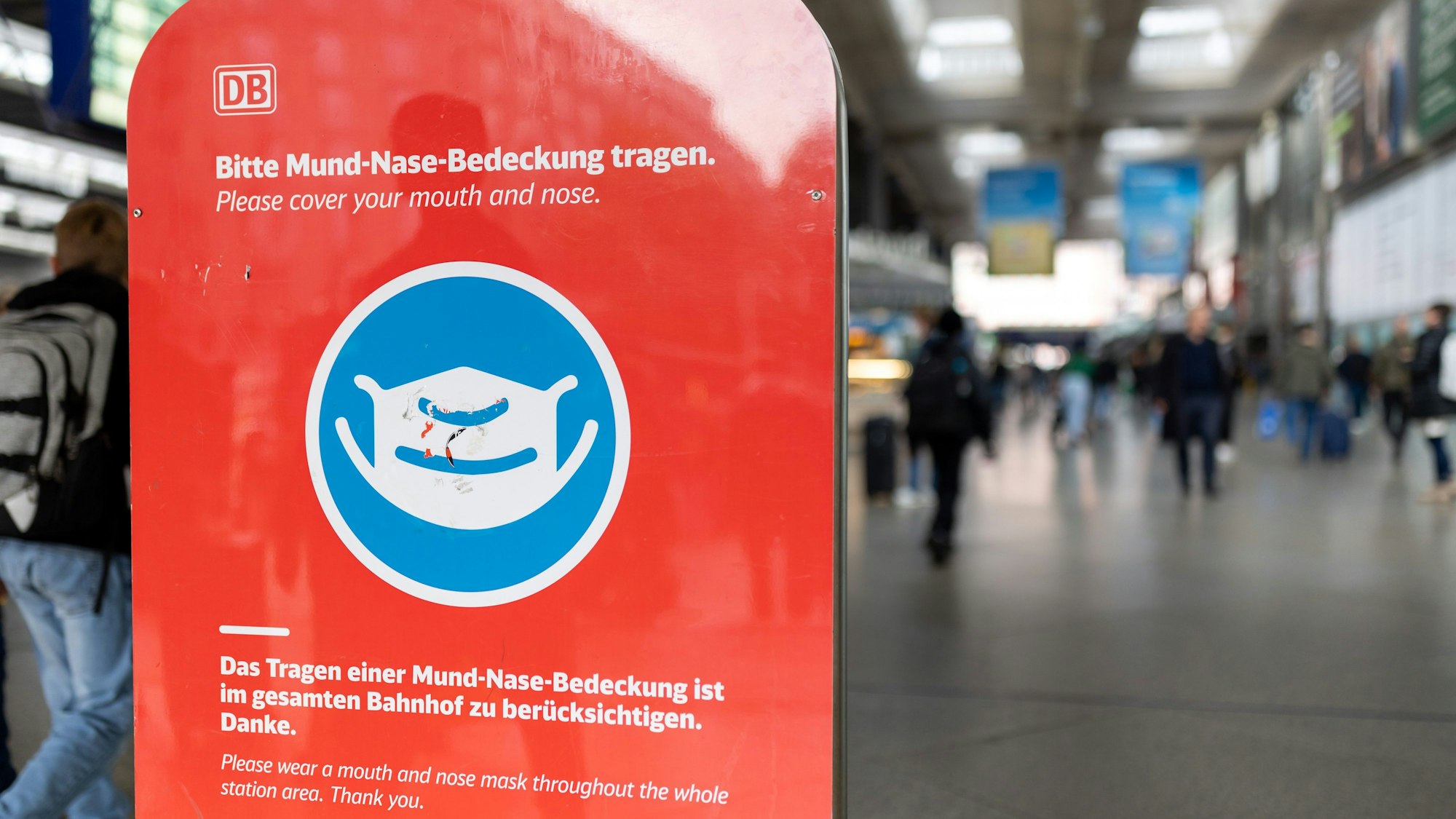 Ein Schild mit der Aufschrift „Bitte Mund-Nase-Bedeckung tragen!“ steht auf einem Schild am Eingang im Hauptbahnhof.



In den Fernzügen der Bahn gilt noch immer die Maskenpflicht.