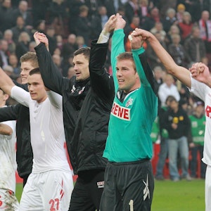 Die Spieler vom 1. FC Köln feiern einen Sieg.