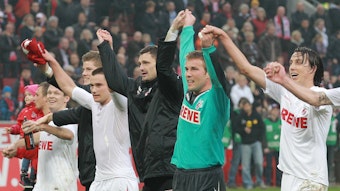 Die Spieler vom 1. FC Köln feiern einen Sieg.