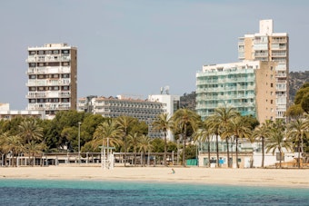 Blick auf den fast leeren Strand von Magaluf auf Mallorca.