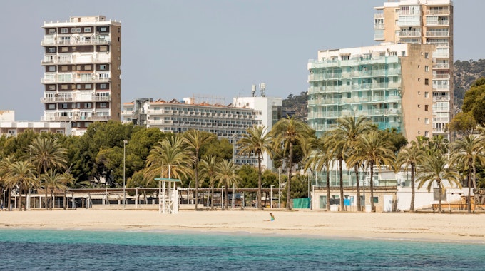 Blick auf den fast leeren Strand von Magaluf auf Mallorca.