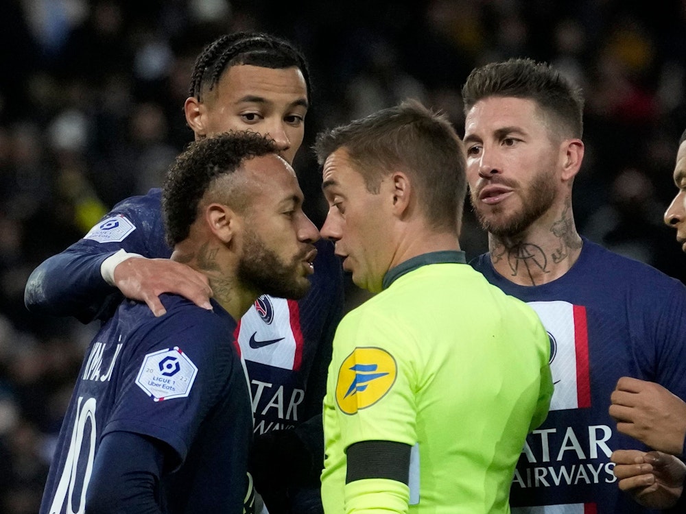 Wilde Proteste von Neymar (links) und den Spielern von Paris Saint-Germain gegen den Schiedsrichter.