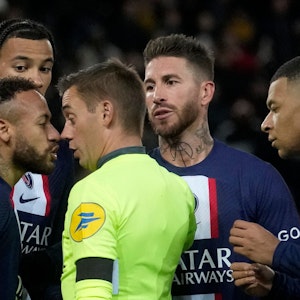 Wilde Proteste von Neymar (links) und den Spielern von Paris Saint-Germain gegen den Schiedsrichter.