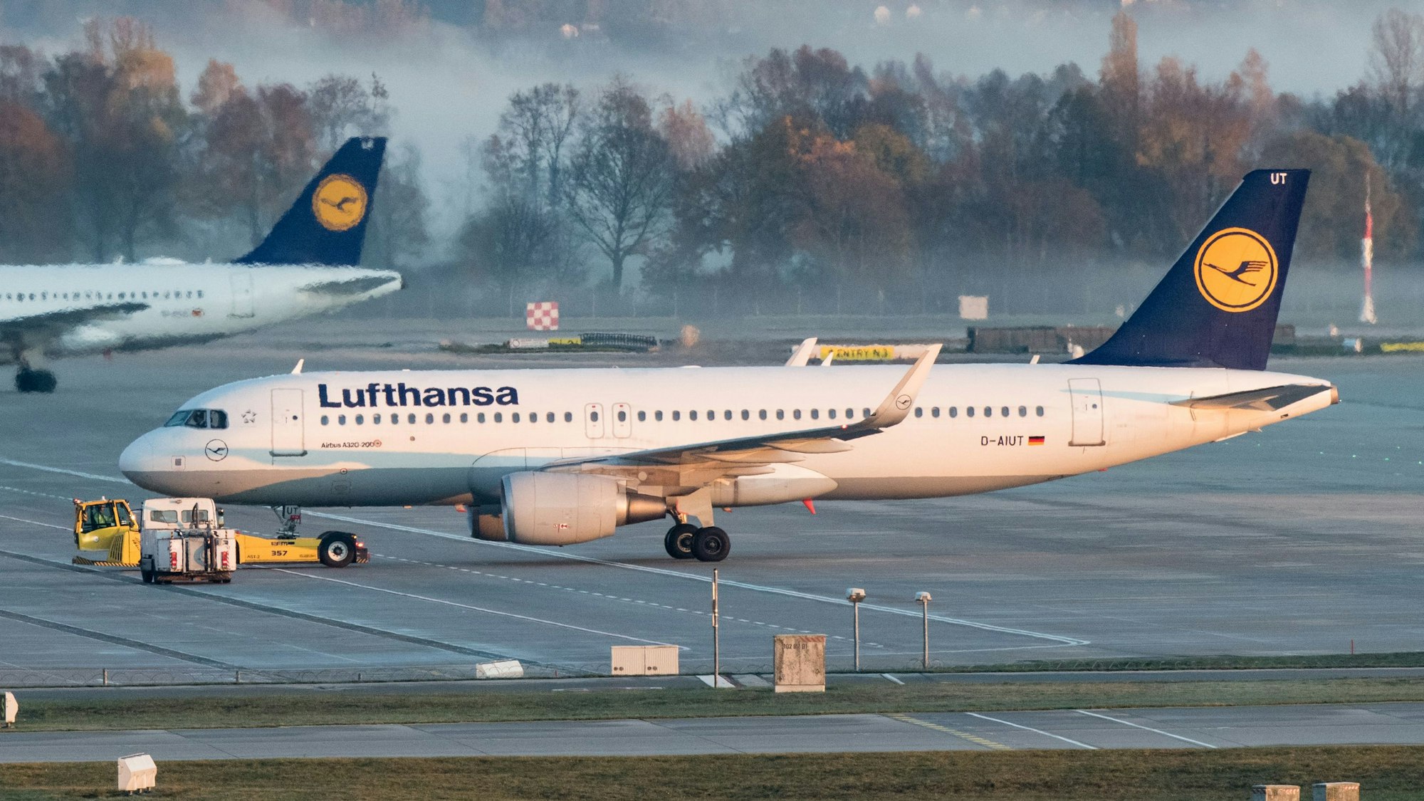 Maschinen der Lufthansa stehen auf dem Rollfeld des Flughafens München. (Symbolbild)