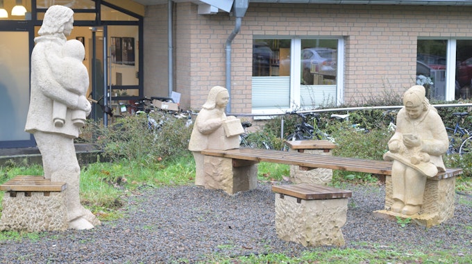Das Foton zeigt eine Skulpturengruppe vor dem Haupteingang der „Guten Hand“ in Kürten-Biesfeld.