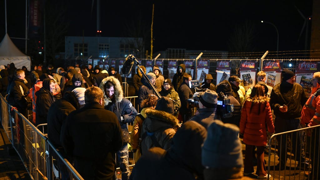 Menschen stehen in langen Warteschlangen vorm Werksverkauf bei Comet um Silvesterfeuerwerk zu kaufen.
