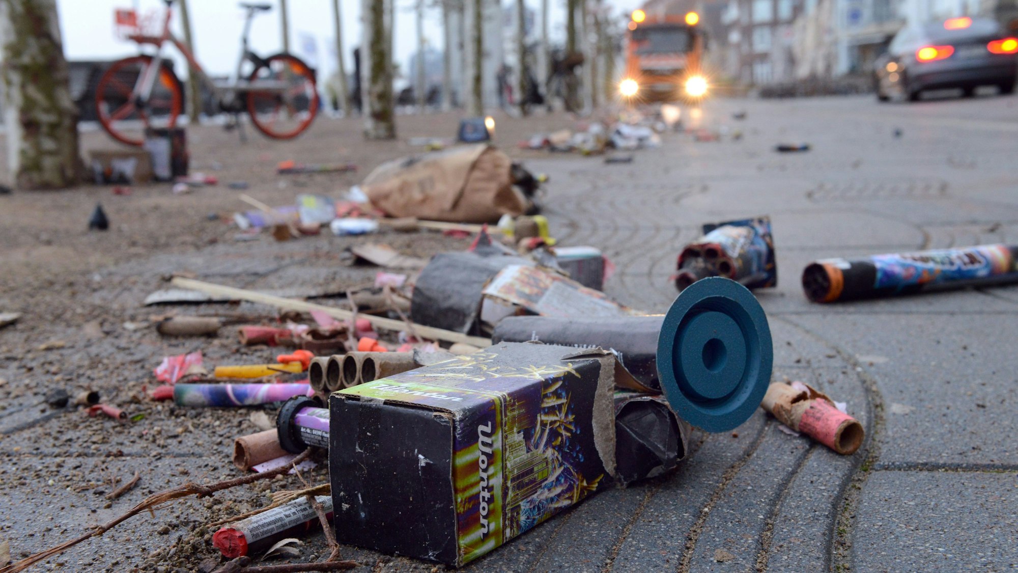 Die Reste vom Silvester-Feuerwerk liegen mancherorts wochenlang auf den Straßen herum.