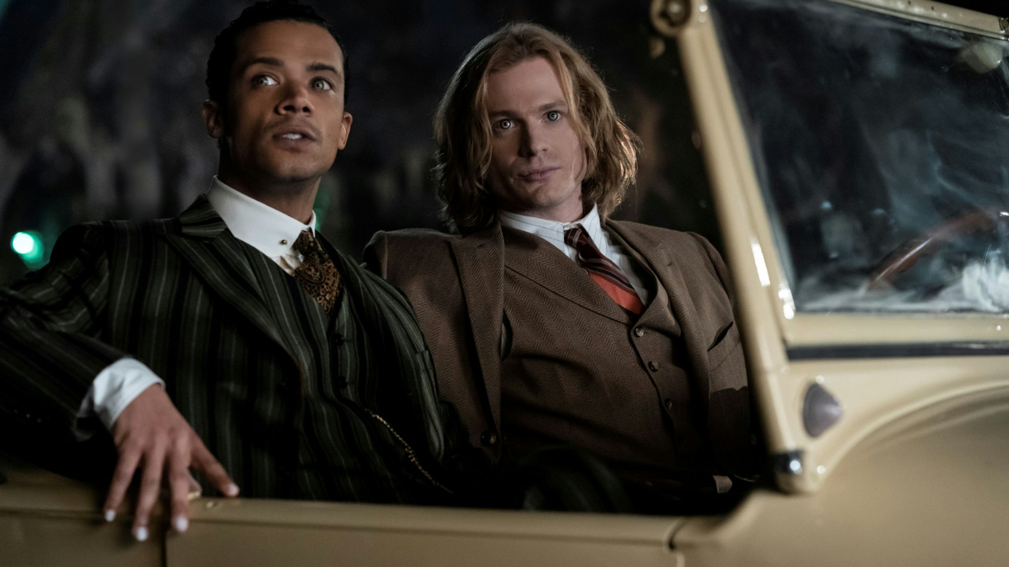 Jacob Anderson als Louis De Point Du Lac und Sam Reid als Lestat De Lioncourt sitzen in einem Auto.