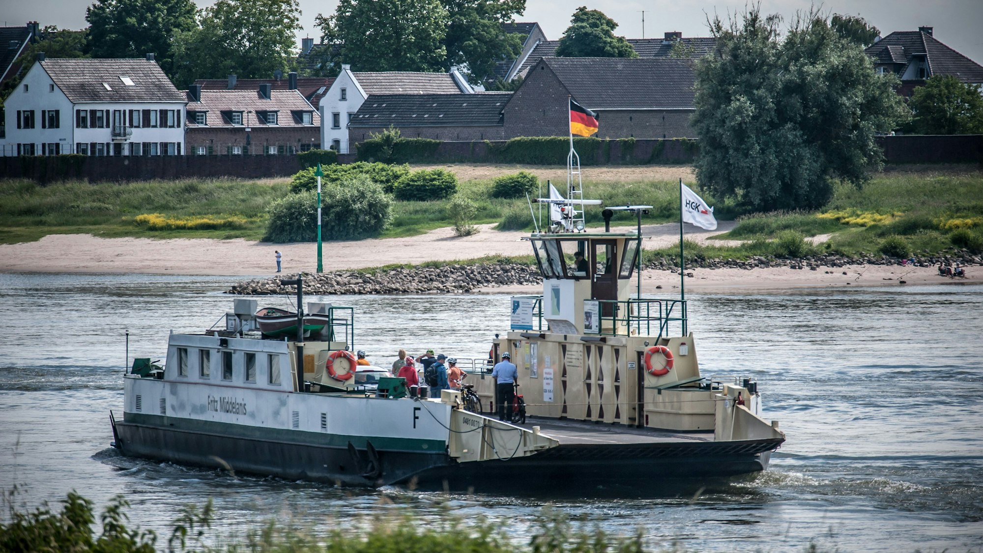 Fritz Middelanis, Abfahrt Hitdorf, Kölner Rheinufer im Hintergrund: Langel