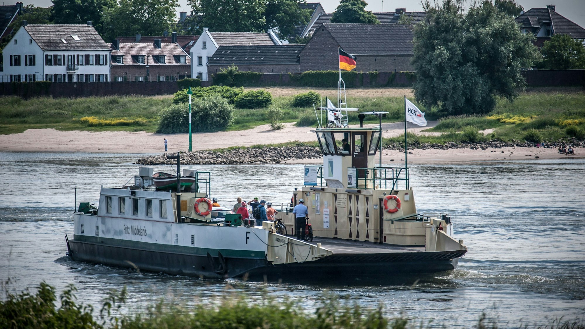 Fritz Middelanis, Abfahrt Hitdorf, Kölner Rheinufer im Hintergrund: Langel.
