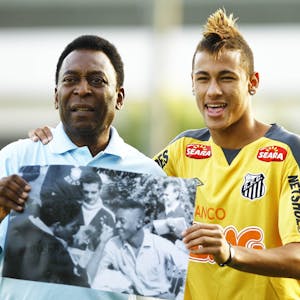 Pele zeigt Neymar FC Santos ein Foto aus seiner aktiven Zeit auf dem er eine ähnliche Frisur trägt.