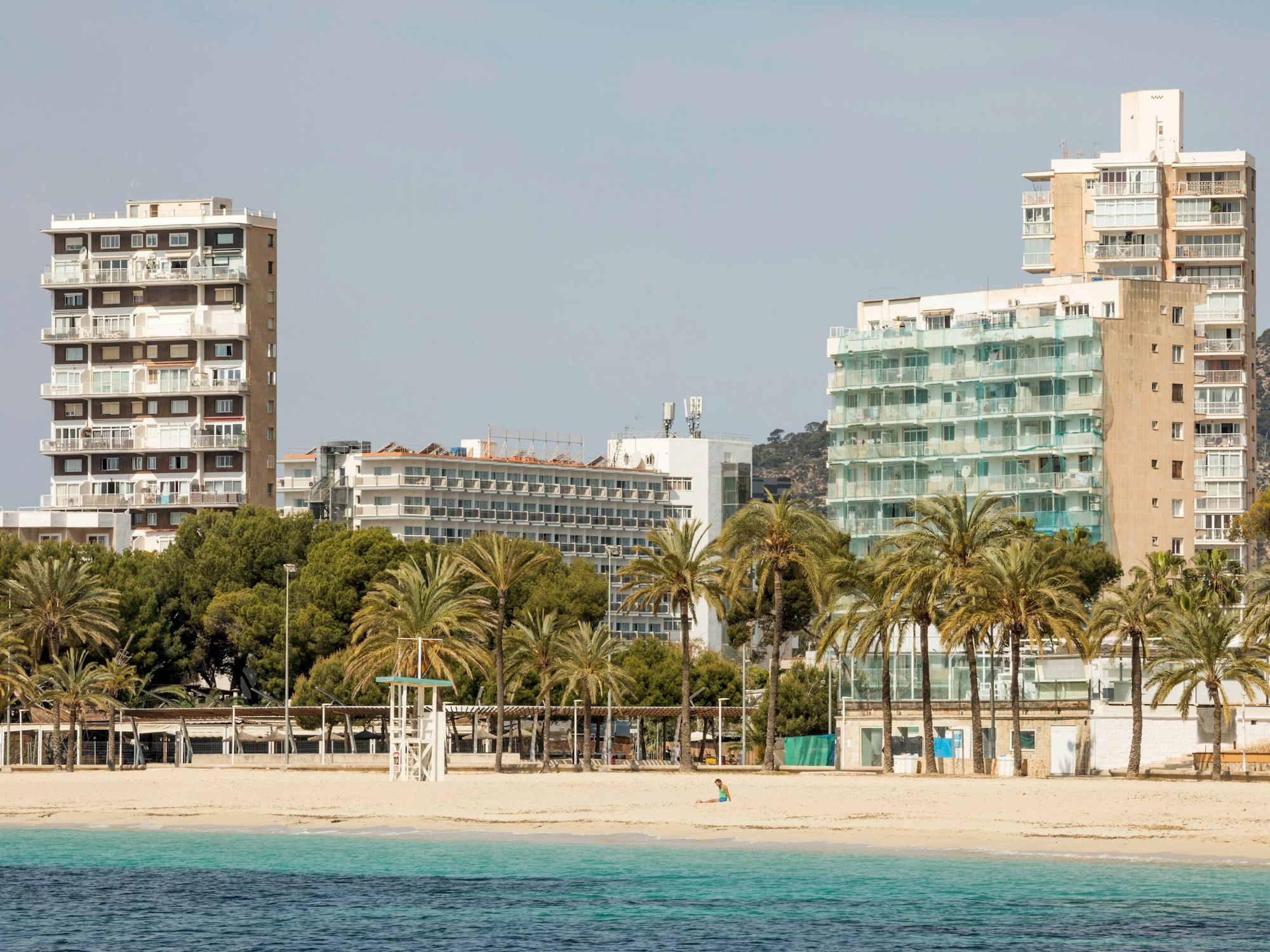 Blick auf den fast leeren Strand von Magaluf, hier im April 2021, auf Mallorca. Vor allem im Januar gibt es auf der Baleareninsel nur wenig Hotelbuchungen.