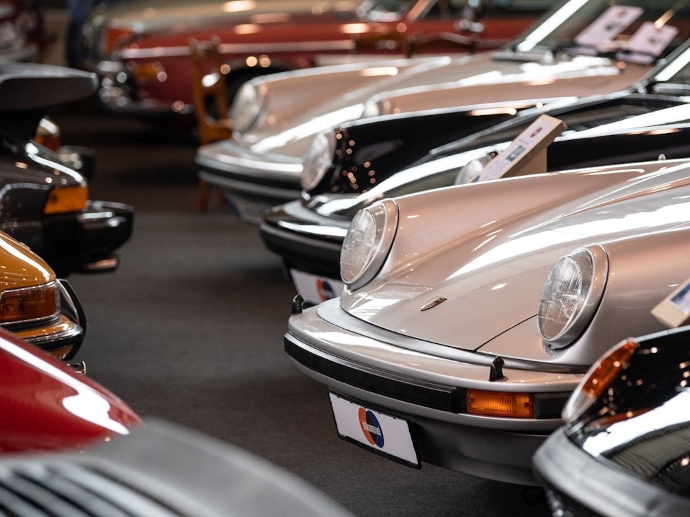 Mehrere alte Porsche 911 stehen auf Ausstellungsfläche der Oldtimer-Messe Retro Classics 2019.