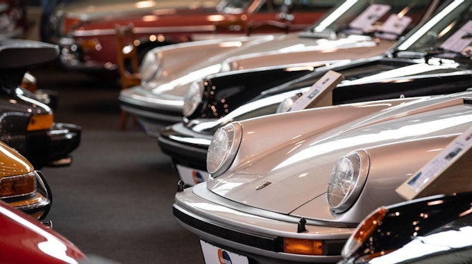 Mehrere alte Porsche 911 stehen auf Ausstellungsfläche der Oldtimer-Messe Retro Classics 2019.