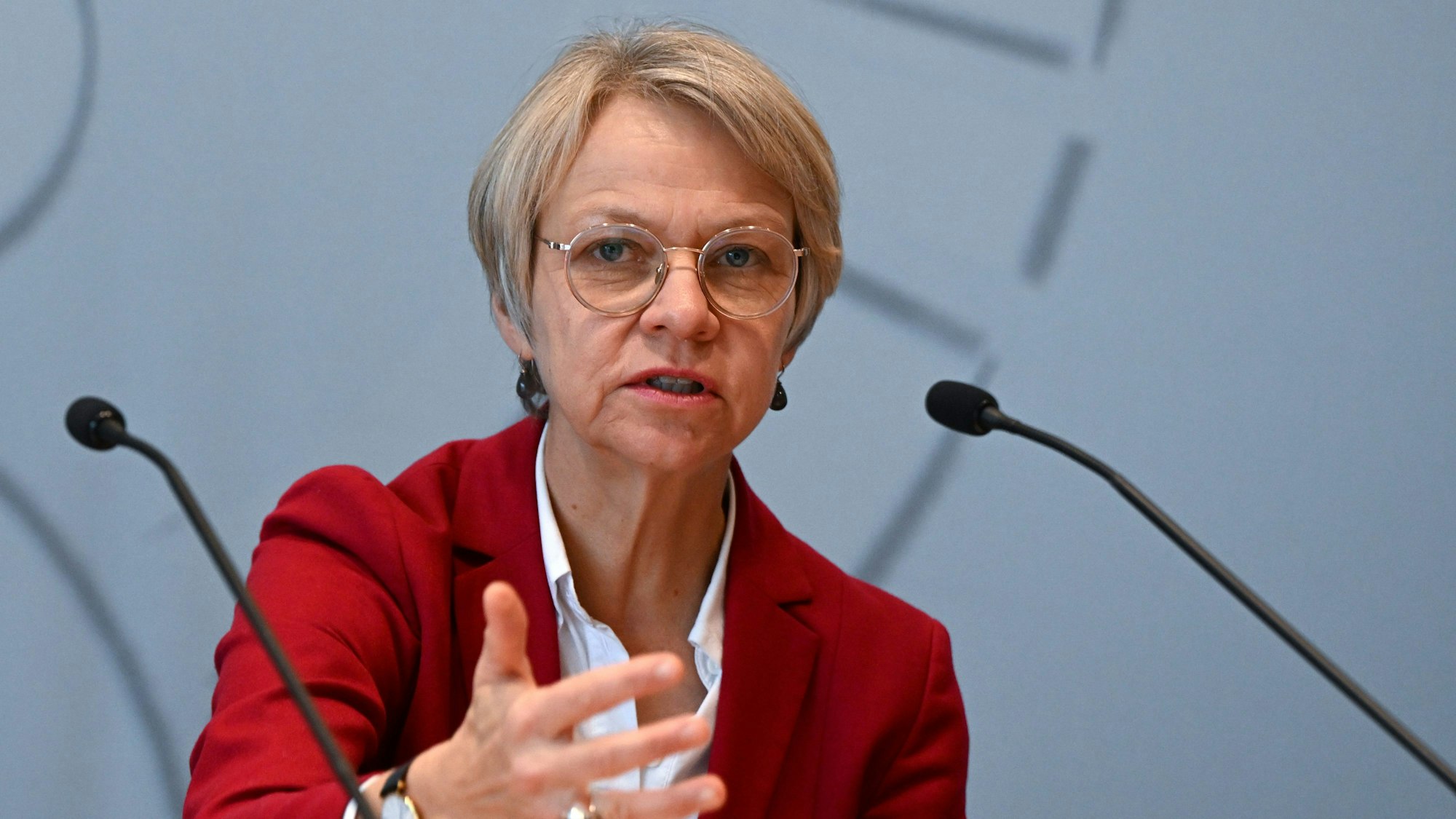 Dorothee Feller (CDU), Schulministerin von Nordrhein-Westfalen, gestikuliert vor Mikrofonen