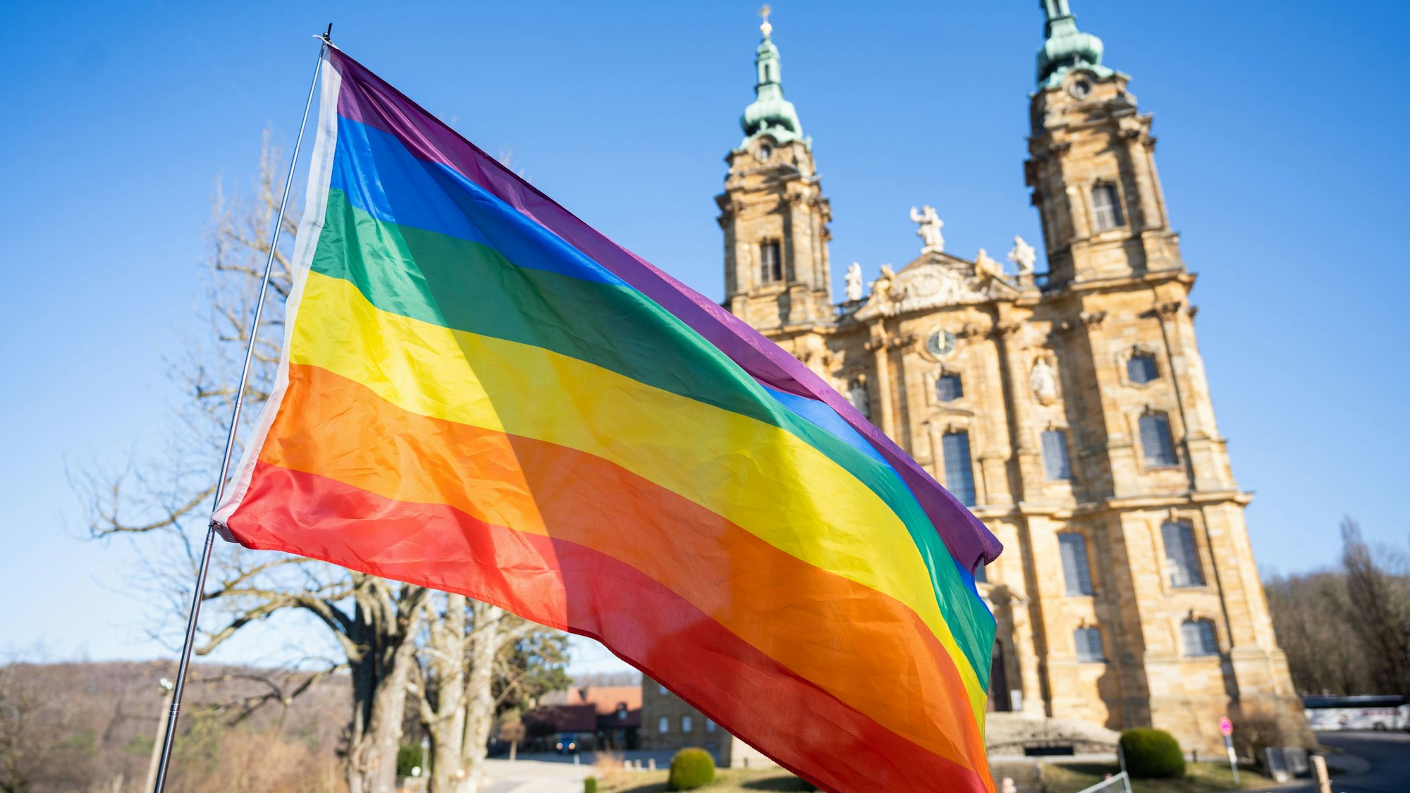 Protest bei der Frühjahrs-Vollversammlung der deutschen Bischöfe: Eine Regenbogenflagge vor der Basilika Vierzehnheiligen.