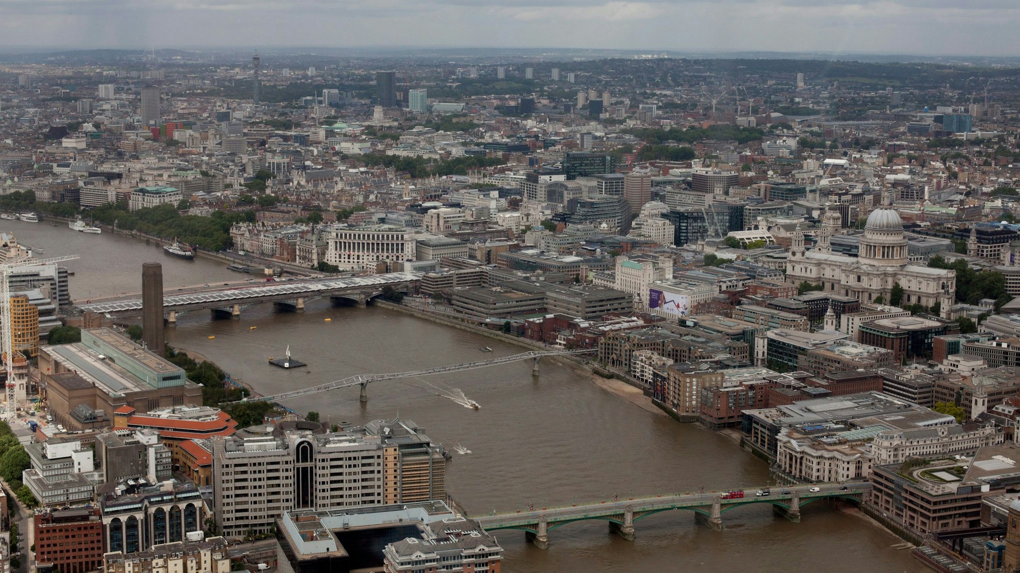 London aus der Vogelperspektive: Von oben sind drei Brücken, in der Mitte die berühmte Millenium Bridge zu sehen, die die St. Pauls-Kathedrale mit dem Kunstmuseum Tate Modern verbindet.