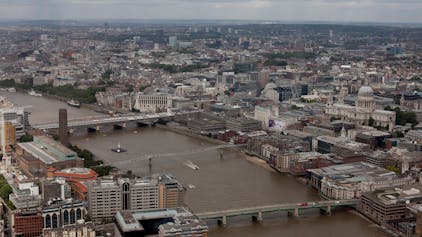 London aus der Vogelperspektive: Von oben sind drei Brücken, in der Mitte die berühmte Millenium Bridge zu sehen, die die St. Pauls-Kathedrale mit dem Kunstmuseum Tate Modern verbindet.
