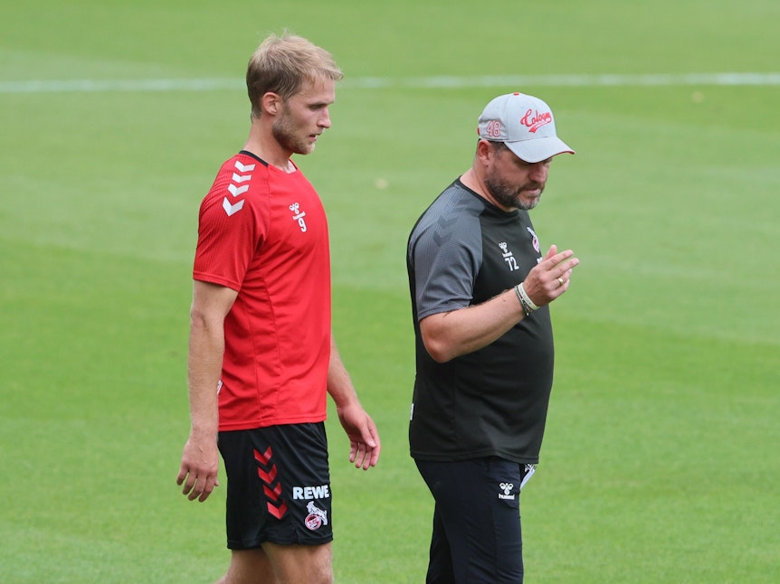 Stefan Baumgart spricht beim Training am 1. mit Sebastian Anderson.  FC Köln.