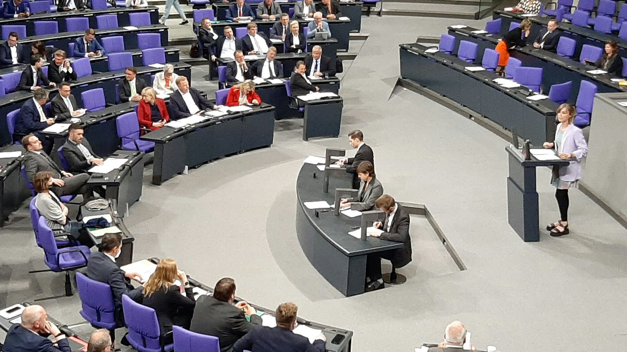 Nyke Slawik bei ihrer Rede zum Neun-Euro-Ticket im Mai 2022 im Bundestag.