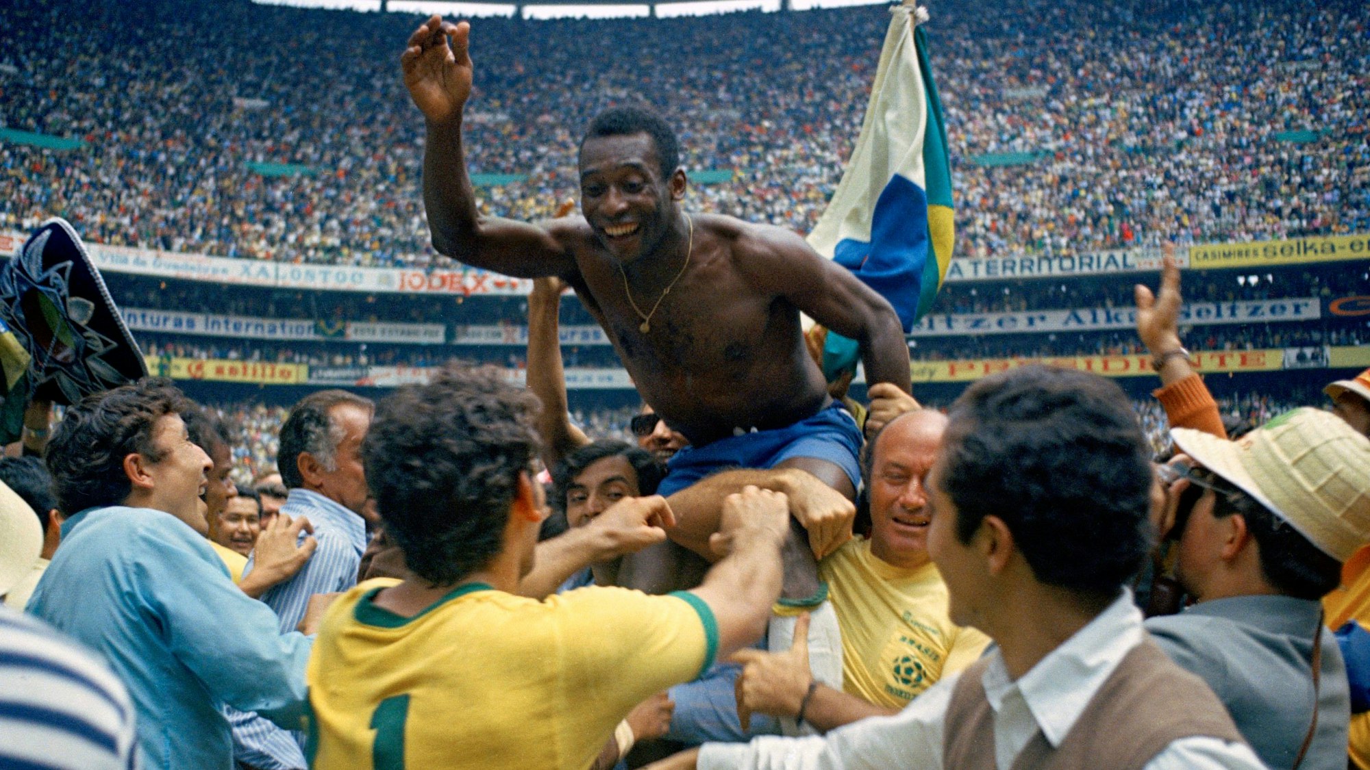 Pelé auf den Schultern seines ihn liebenden Volkes nach dem 4:1-Erfolg im WM-Finale 1970 gegen Italien in Mexiko-Stadt. Pelé erzielte im Finale ein Tor und bereitete zwei weitere Treffer vor.