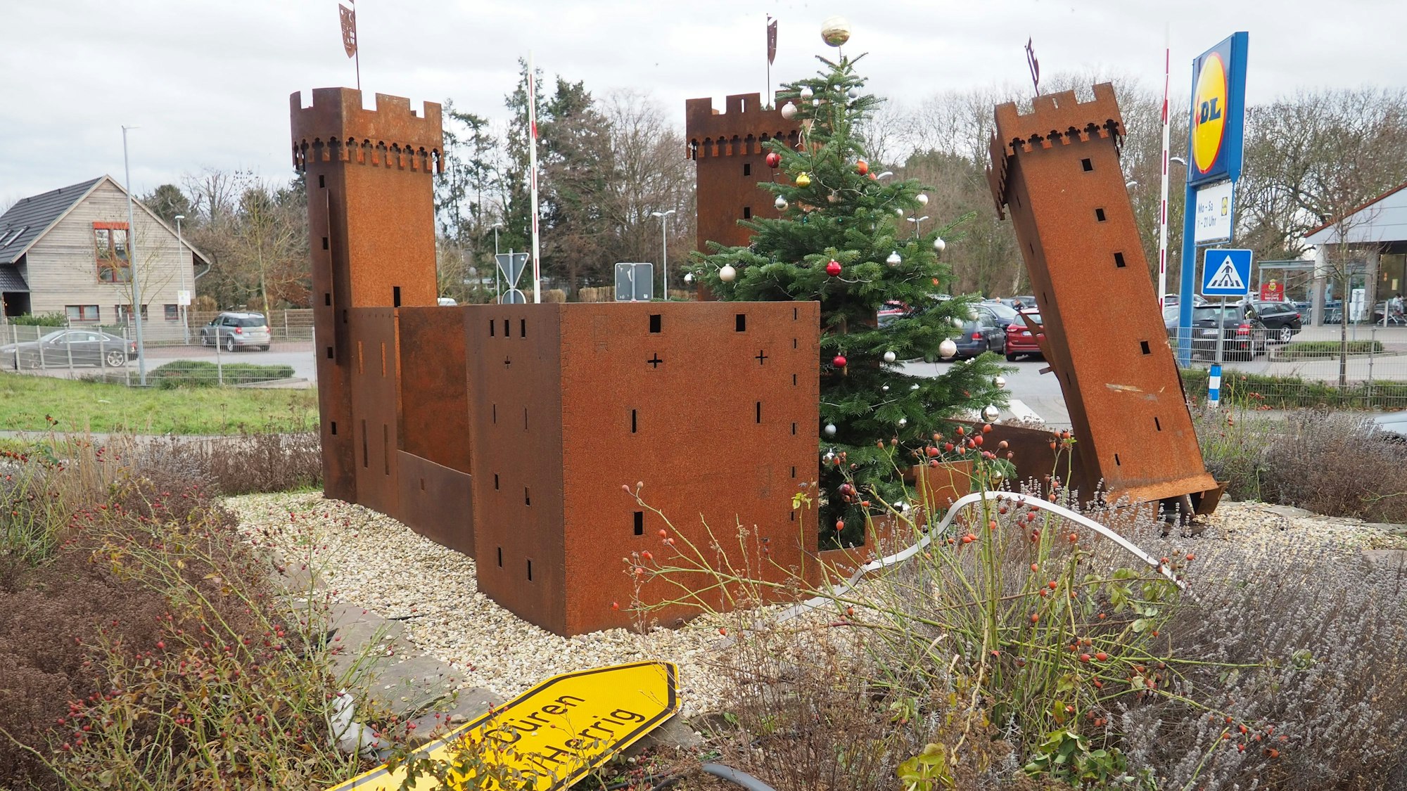 Das beschädigte Kunstwerk in Form einer Burg inmitten eines Kreisverkehrs in Erftstadt-Lechenich