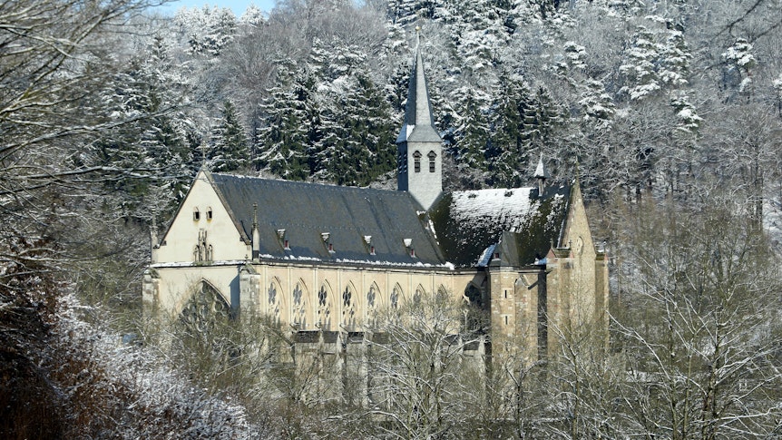 Der Altenberger Dom in winterlicher Landschaft