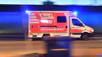 Ein Rettungswagen der Johanniter fährt mit Blaulicht zu einem Einsatzort