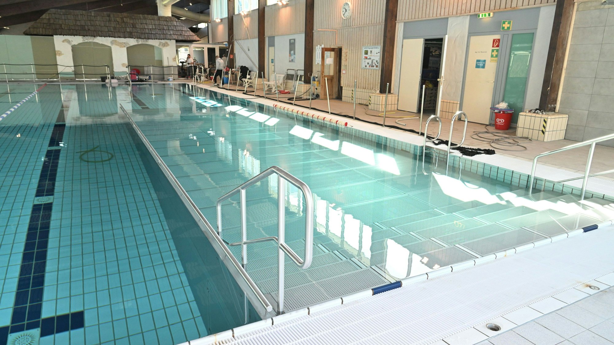 Das Foto zeigt das Schwimmerbecken im Kürtener Hallenbad Splash.