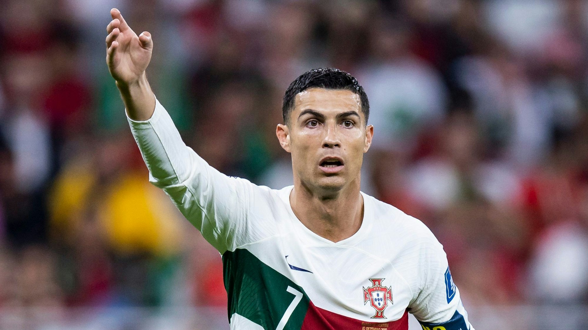 Fußball-Superstar Cristiano Ronaldo im Trikot von Portugal gestikultiert mit dem rechten Arm.