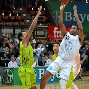 Ein Basketballspieler setzt sich gegen seinen Gegner auf dem Weg zum Korb durch.
