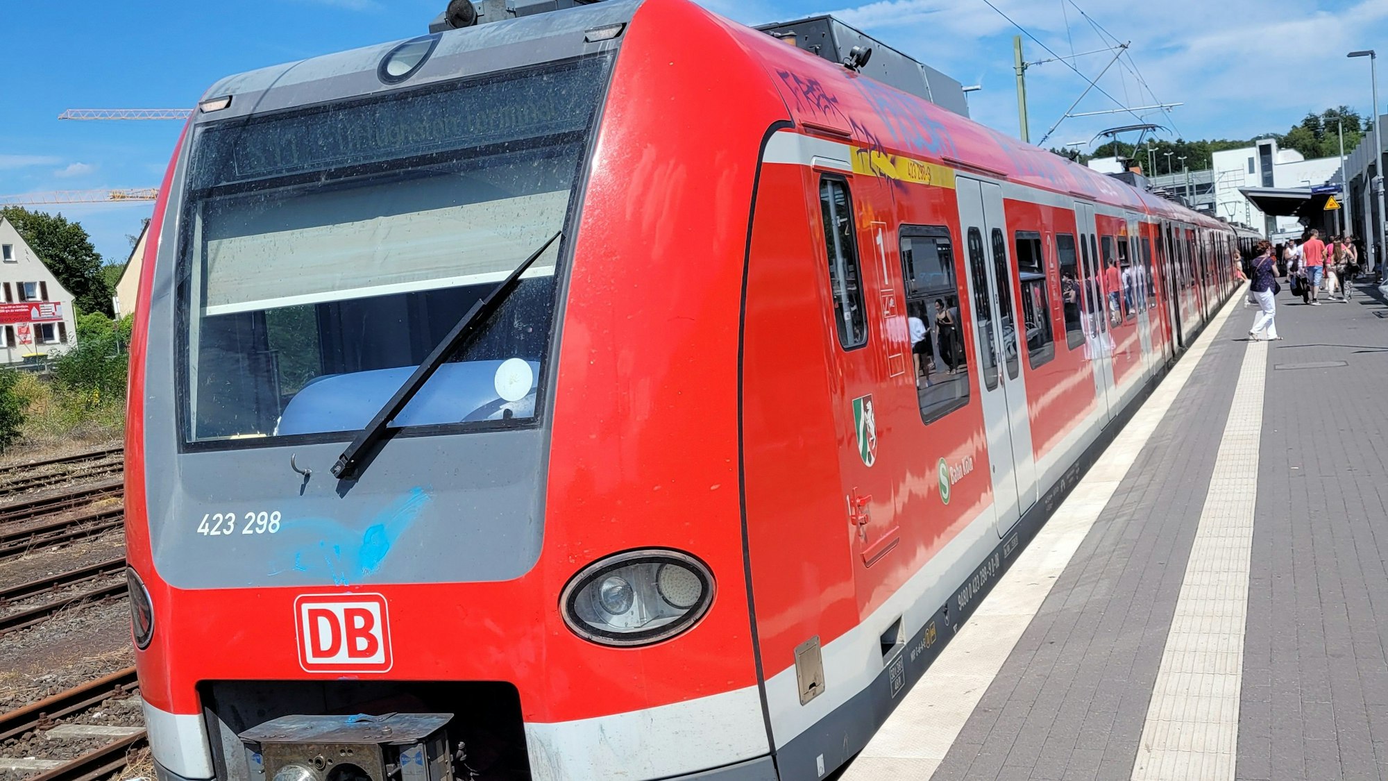 Das Foto zeigt eine S-Bahn vor der Abfahrt an Bahnhof in Bergisch Gladbach