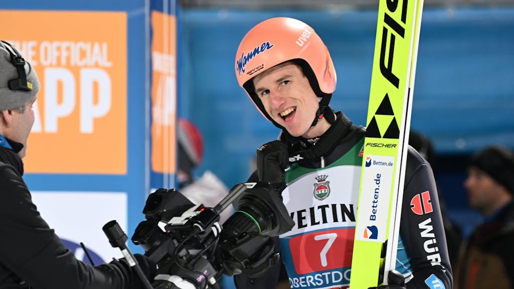 Skispringer Karl Geiger (Deutschland) jubelt nach seinem erfolgreichen Versuch in Oberstdorf.&nbsp;