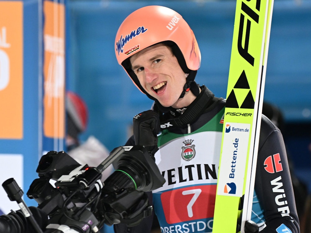 Skispringer Karl Geiger (Deutschland) jubelt nach seinem erfolgreichen Versuch in Oberstdorf.