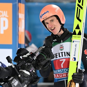 Skispringer Karl Geiger (Deutschland) jubelt nach seinem erfolgreichen Versuch in Oberstdorf.