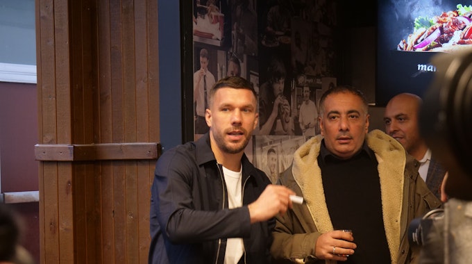 Lukas Podolski kam zur Eröffnung seines neuen Mangal-Dönerladens in Hürth. Der Fußballer gibt fleißig Autogramme.