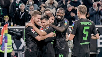 Die Mannschaft von Mönchengladbach (Nico Elvedi (l.), Jonas Hofmann, Ramy Bensebaini, Marcus Thuram und Marvin Friedrich (vorne)) bejubelt den Sieg gegen Borussia Dortmund am 11. November 2022.