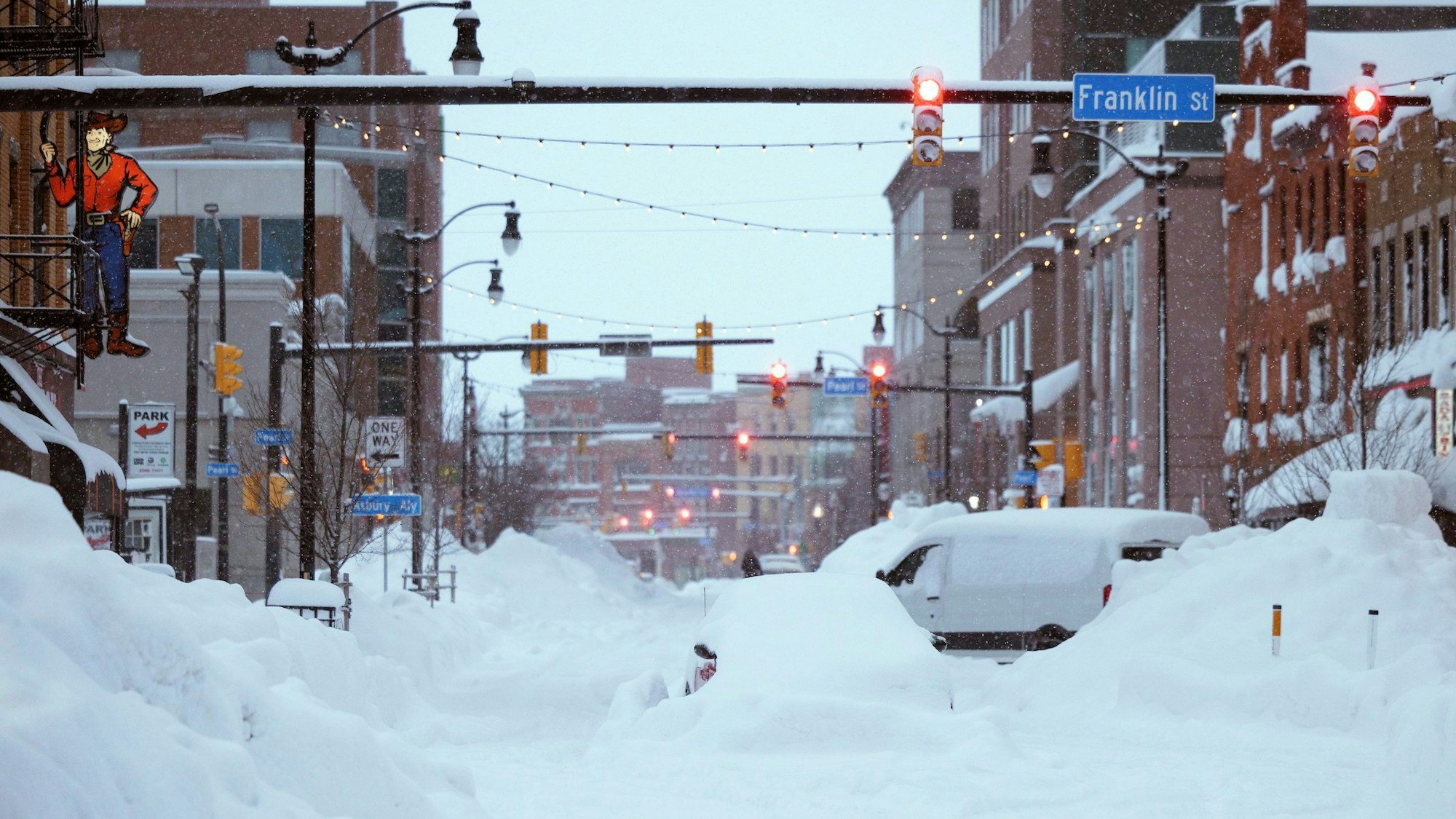 Auf diesem Foto bedeckt der Schnee des Schneesturms vom Wochenende eine Stadt in den USA.
